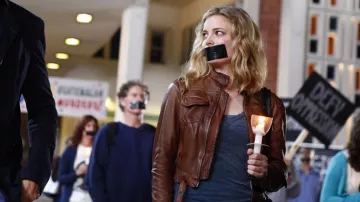 Chaqueta de cuero recortada marrón usada por Britta Perry (Gillian Jacobs) en Community (S01E02)