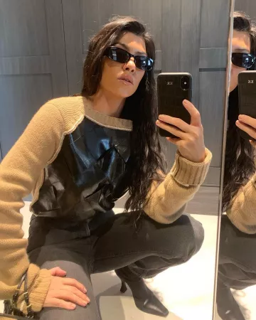 Los clásicos jeans rectos Yeezy de Kourtney Kardashian en su cuenta de Instagram @kourtneykardash