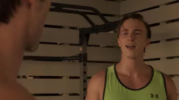 Under Armour Heatgear Green Tank usado por Rafe (Drew Starkey) en Outer Banks (S01E04)