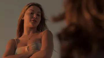 Collar de oro inicial S usado por Sarah Cameron (Madelyn Cline) como se ve en Outer Banks (S01E06)