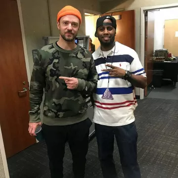 Nike SB Camo Sweater usado para un vuelo en helicóptero por Justin Timberlake en su cuenta de Instagram @justintimberlake