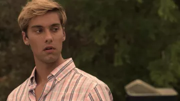 Rose plaid shirt porté par Topper (Austin North) dans les Outer Banks (S01E04)