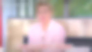 La chemise rayée, manches longues de Anne-Élisabeth Lemoine dans C à Vous le 17.04.2020