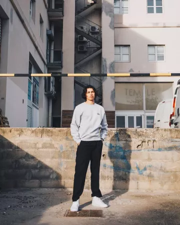 Le sweatshirt Stüssy gris porté par Georgio sur son compte Instagram @georgioxv3
