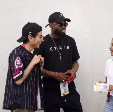 La camiseta negra de Kyrie Nike 'Friends' usada por Broken en la cuenta de Instagram de @brokybrawks