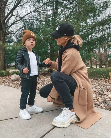 Black Cot­ton-Blend Jog­gers of Becky Hillyard on the Instagram account @cellajaneblog