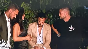 Le costume porté par Benjamin Samat dans Les Marseillais aux Caraïbes