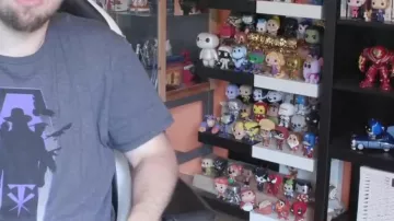 LinksTheSun's Simplet Chase Funko Pop figura en su video The Resurrected Fiend - WrestleMania 36 Review