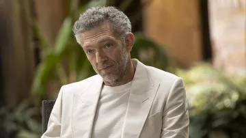 Blanc T-shirt porté par Serac (Vincent Cassel) dans Westworld (S03E02)