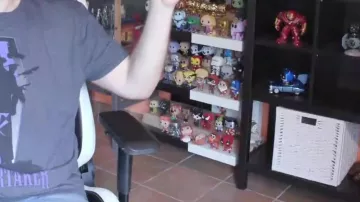 LinksTheSun's Black Panther Funko Pop figura en su video The Resurrected Fiend - WrestleMania 36 Review