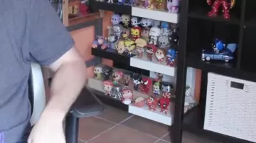 La figura Funko Pop de Timon Luau en LinksTheSun's Lion King en su video The Resurrected Fiend - WrestleMania 36 Review