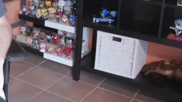 La figura Funko Pop de Mickey The Brave Little Tailor de LinksTheSun en su video The resurrected Fiend - WrestleMania 36 Review