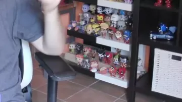 LinksTheSun's Funko Pop Hercules figura en su video The Resurrected Fiend - WrestleMania 36 Review