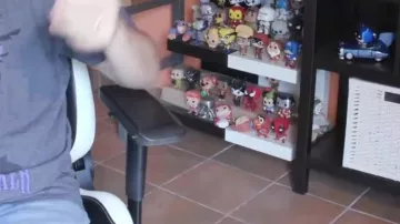 La figura Funko Pop de Ariel con un vestido de De Bal en el video The Resurrected Fiend - LinksTheSun WrestleMania 36 Review