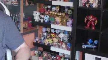 LinksTheSun's Baby Hercules Funko Pop ffigurine en su video The Resurrected Fiend - WrestleMania 36 Review