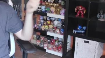 LinksTheSun's Wolverine Funko Pop figura en su video The Resurrected Fiend - WrestleMania 36 Review