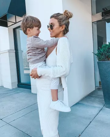 Pequeñas gafas de sol redondas polarizadas de Becky Hillyard en la cuenta de Instagram @cellajaneblog