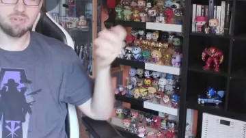 La figura Funko Pop de Zig Zag, el perro de primavera de LinksTheSun's Toy Story en su video The Resurrected Fiend - WrestleMania 36 Review