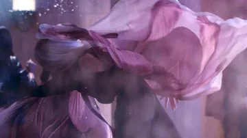 The scarf Innangelo in the advertising for the perfume life is beautiful Lancôme with Julia Roberts