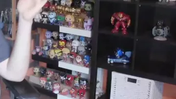 LinksTheSun's Pasha Funko Pop figura en su video The Resurrected Fiend - WrestleMania 36 Review