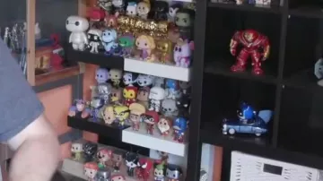 Figura de Funko Pop Stitch de LinksTheSun en su video The Resurrected Fiend - WrestleMania 36 Review