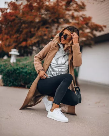 Pocket knit cardigan of Becky Hillyard  on the Instagram account @cellajaneblog