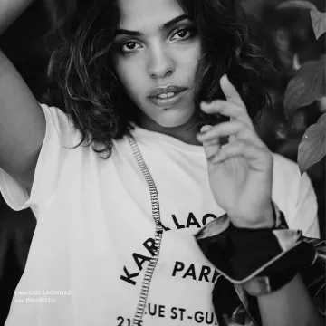 The scarf Innangelo 'Magnolia Black' worn by Zita Hanrot account on the Instagram of @innangelo