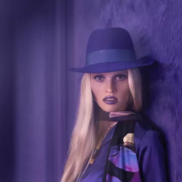 The sublime silk scarf Innangelo worn by Lara Stone on the account Instagram of @innangelo