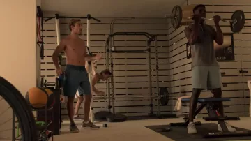 Nike Grise baskets portées par Topper (Austin North) comme on le voit dans les Outer Banks (S01E04)