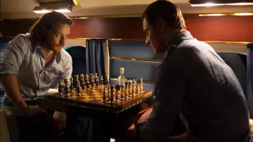 Camisa azul cielo usada por Charles Xavier (James McAvoy) en X-Men: Days of Future Past