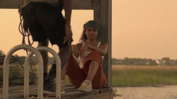 Jaune Vans OId Skool baskets portées par Kiara (Madison Bailey) comme on le voit dans les Outer Banks (S01E06)