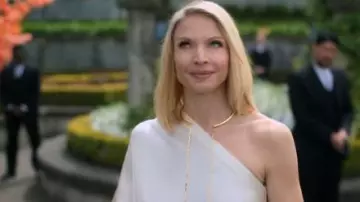 Una blusa blanca de hombro usada por Miriam Bancroft (Kristin Lehman) en Altered Carbon (S01E01)