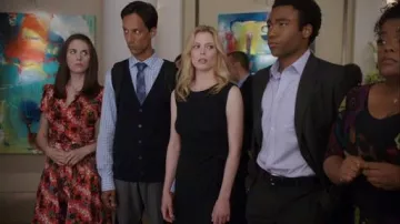 Vestido floral rojo de manga corta usado por Annie Edison (Alison Brie) en Community (S02E02)