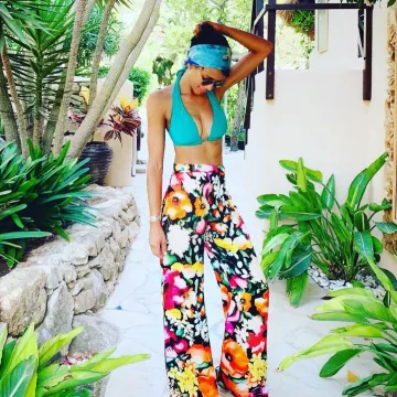 The scarf "Limited Edition" created by Cantor for Innangelo worn by Sonia Rolland on his account Instagram