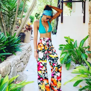 The scarf "Limited Edition" created by Cantor for Innangelo worn by Sonia Rolland on his account Instagram