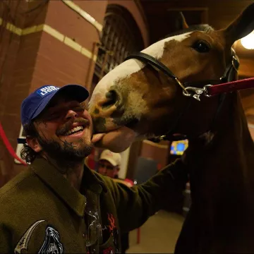 The blue-capped Bud Light carried by Post Malone on his account Instagram @postmalone