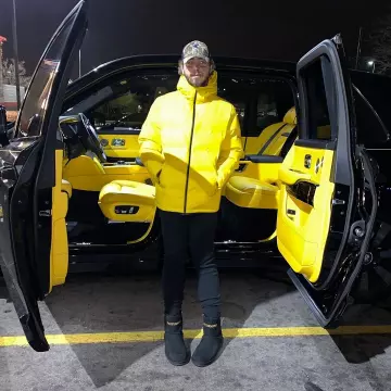 Les boots UGG noires portées par Post Malone sur son compte Instagram @postmalone