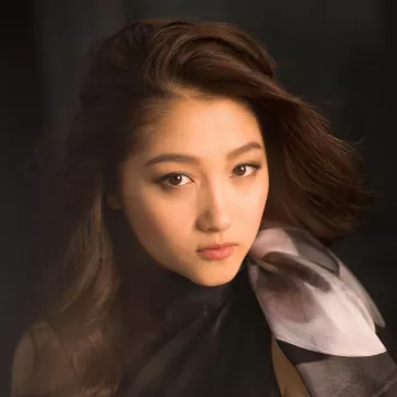 The scarf Magnolia black Innangelo worn by the actress Guan Xiaotong on a photo to Instagram