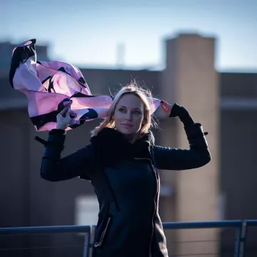 The scarf Broken Flowers by Innangelo worn by Inna Zobova on the terrace of the Whitney Museum in New York 