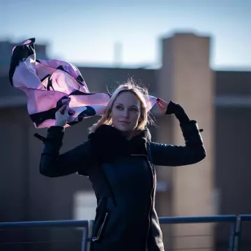 The scarf Broken Flowers by Innangelo worn by Inna Zobova on the terrace of the Whitney Museum in New York 