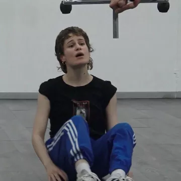 Le bas de jogging bleu Adidas de Christine and the Queens sur son compte Instagram @christineandthequeens
