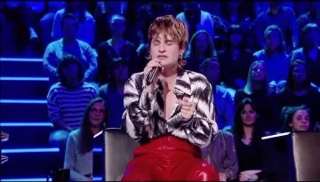 La pantalon en cuir rouge de Christine and the Queens sur son compte Instagram @christineandthequeens