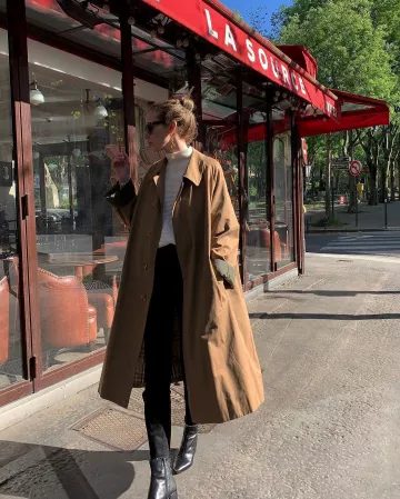 The trench coat Burberry by Solène on his account Instagram @solenelara