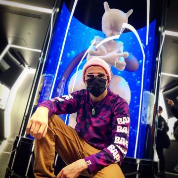 Le sweatshirt Bape porté par Mahdi Ba sur son compte Instagram @mahdiba 