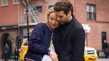 Ines de la Fressange x Uniqlo Satin Veste de Stade de dans la Marine porté par Abby (Olivia Wilde) dans la Vie elle-Même