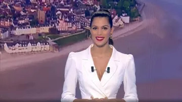 La robe blanche ajustée effet portefeuille de Iris Mittenaere dans Tirage du loto