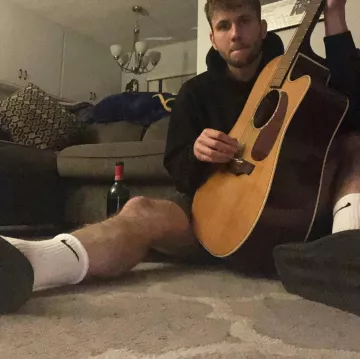 Les chaussettes Nike blanches portées par Huey Mack sur son compte Instagram @hueymack 