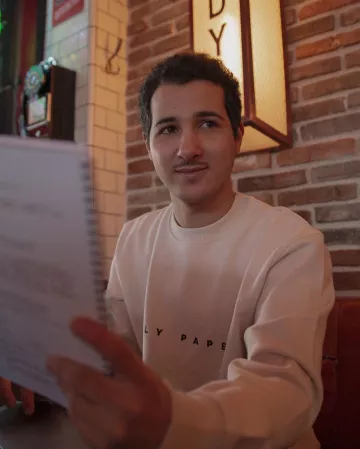 Le sweatshirt Daily Paper porté par Sofyan Boudouni sur son compte Instagram @sofyan