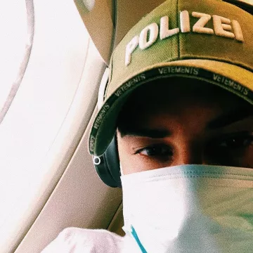 La casquette Vêtements 'Polizei' portée par Amir Obè sur son compte Instagram @amirobe 