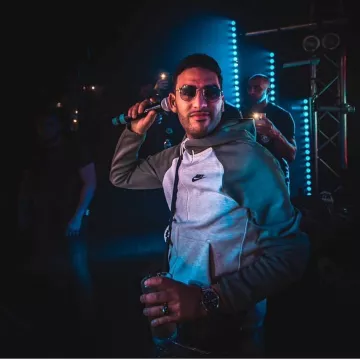 Le sweatshirt à capuche sportswear tech fleece Nike porté par Heuss l'enfoiré sur le compte Instagram de @heuss_lenfoire_soutien 